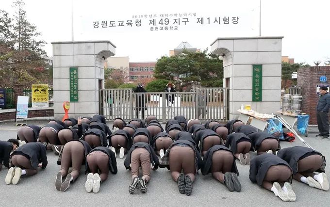 为什么韩国高考场外 总是有很多人组团磕头?(组图)