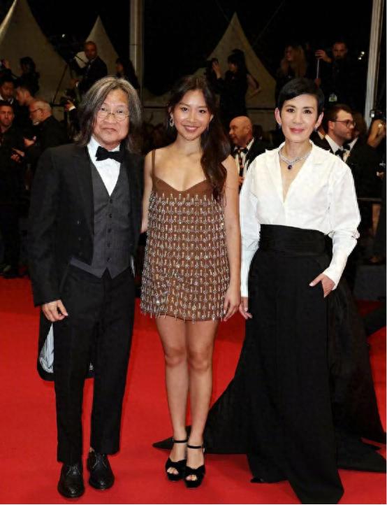 吴君如女儿考入美国顶尖表演学院,颜值惊艳(组图)