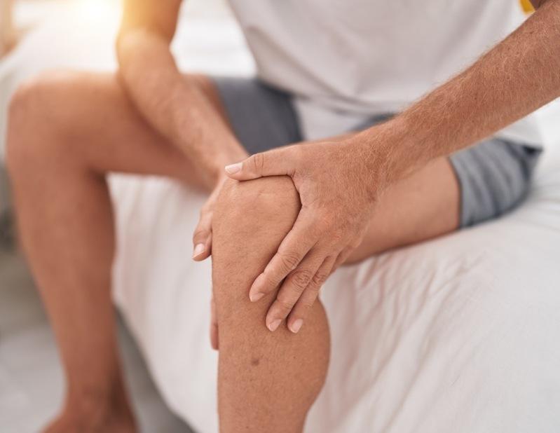男子膝盖、脚指与脚背关节常疼痛 原来是这原因在作怪