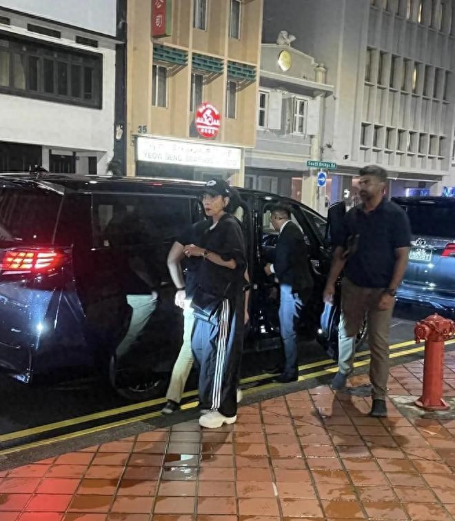 周润发夫妇现身新加坡 意外激瘦惹担忧(组图)