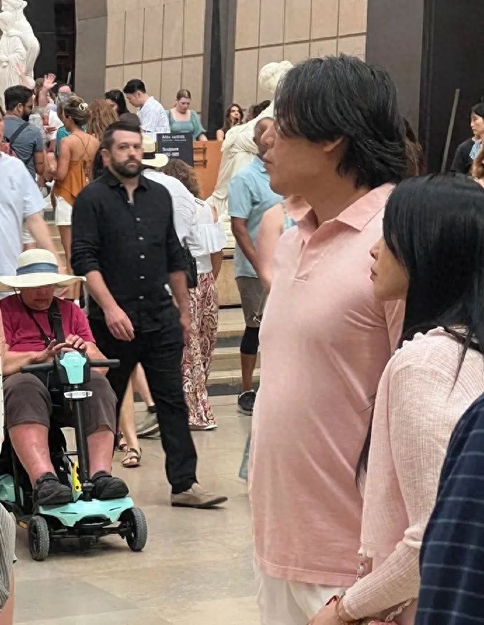 伊能静在法国被拍屁股下垂凹陷 秦昊大肚腩(组图)