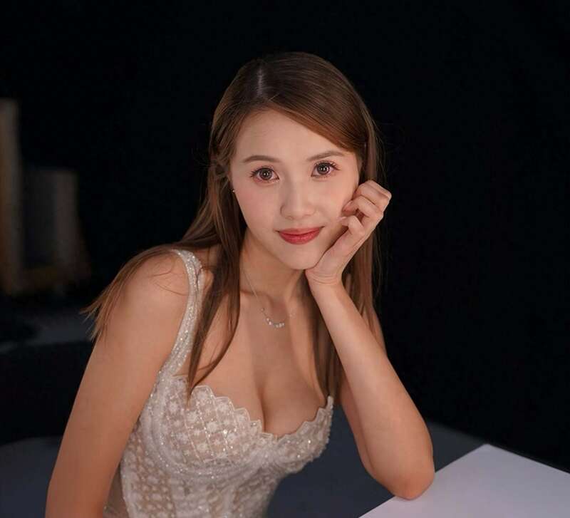 TVB女神跪曾志伟两腿间 胸部贴大腿引热议(组图)