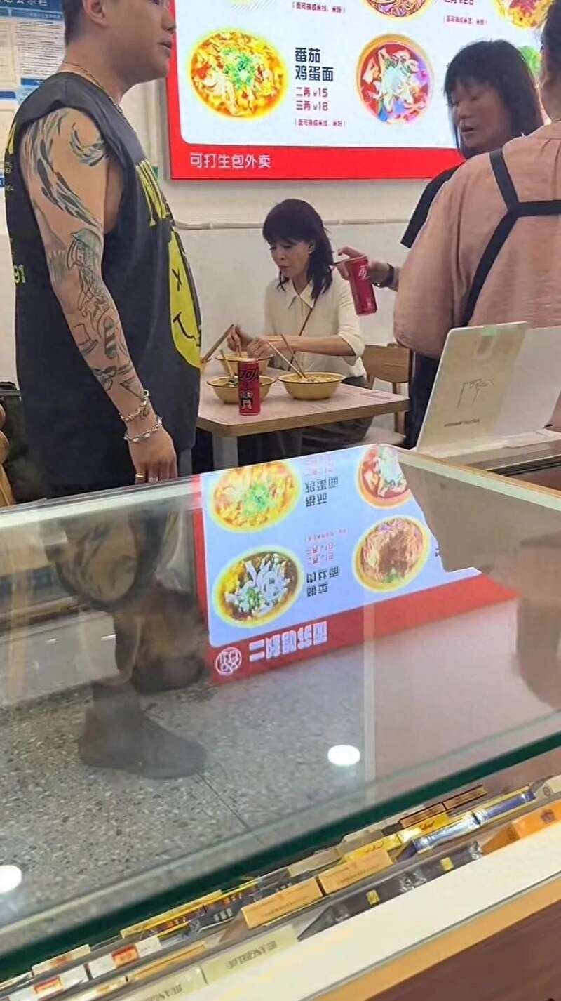 68岁郑裕玲重庆吃抄手被拍 皮包骨状态惹眼(图)