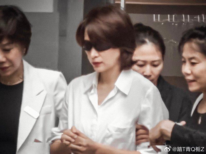 「央视一姐」董卿怎么了？上眼科医院、走路需人搀扶