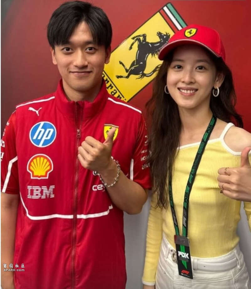 章泽天观看F1+合影周冠宇 穿吊带露甜笑(组图)