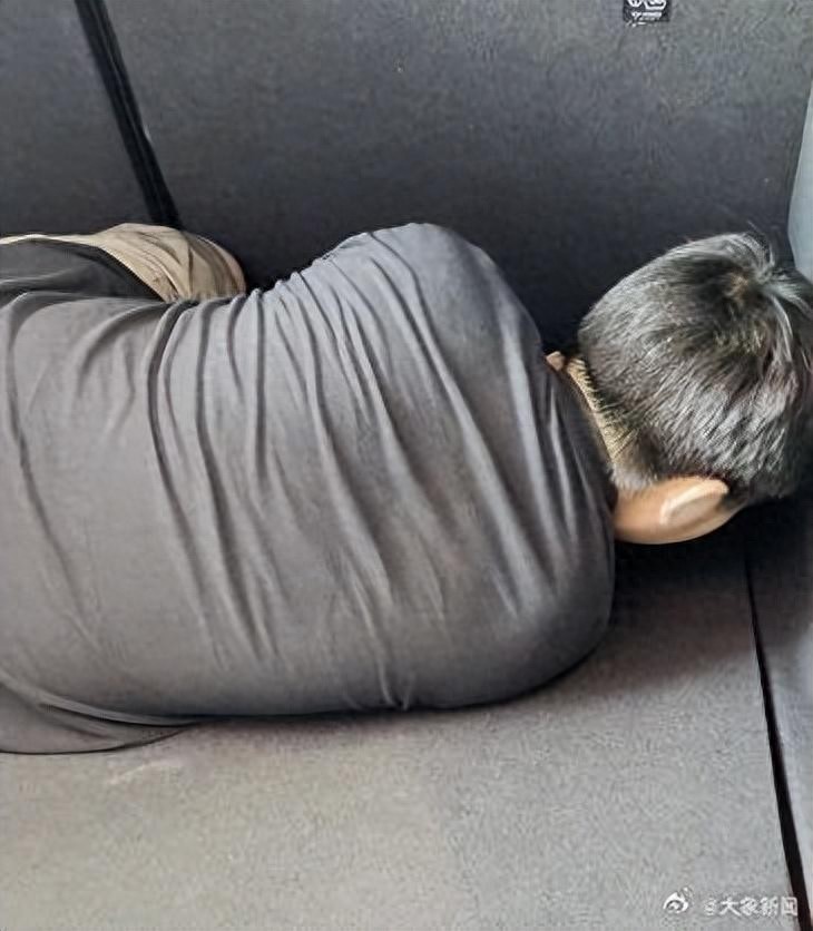 与亲爸后妈远行 男孩蜷缩后备箱 亲妈气坏了(组图)