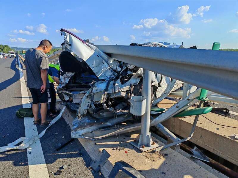 情侣遇车祸死里逃生 当事人:幸亏系了安全带(图)