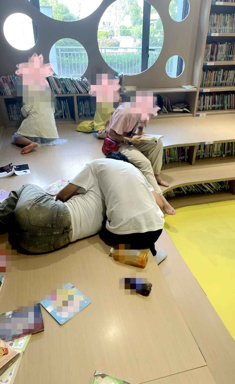图书馆少儿阅读区 情侣搂抱亲热被家长投诉(图)