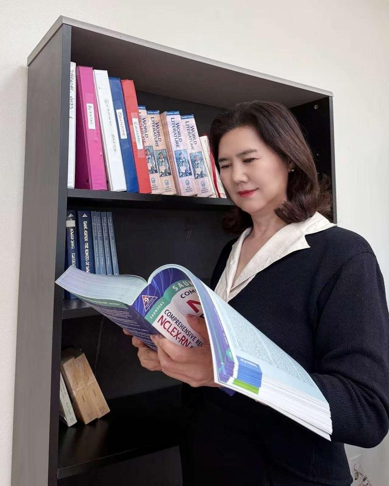 丈夫私通18岁保姆 华人三娃妈 愤怒赴美闯出一片天
