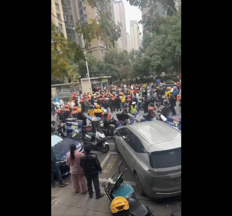 长沙爆发外送员大规模抗争 直播间被封锁