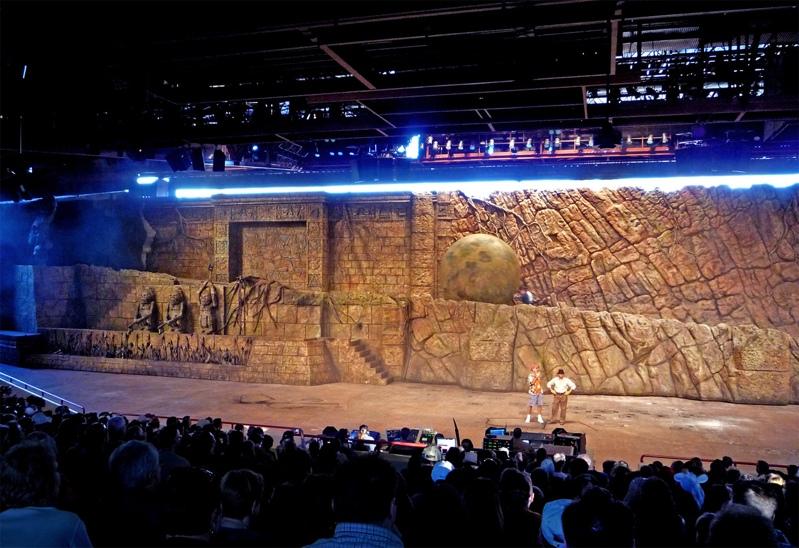 400磅仿制巨石失控 迪士尼员工肉身挡下道具滚向观众