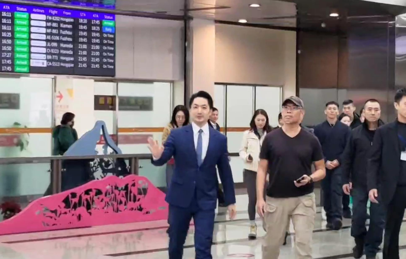 双城论坛快闪 蒋万安「一日早去晚回」挥手笑回2字