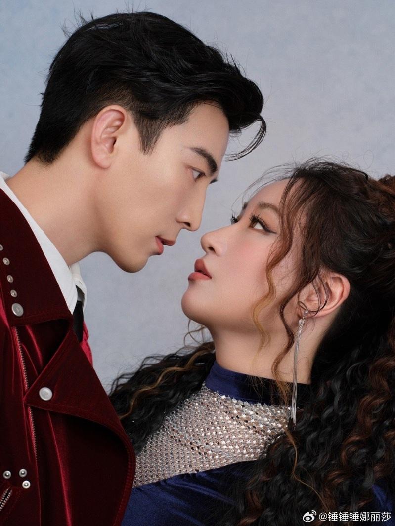 上亿人见证…男星跨年直播突下跪求婚「超甜画面疯传」