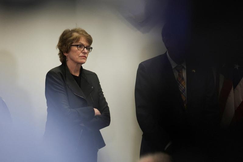 枪击案发生后 布朗大学校长记者会发言 网络骂翻