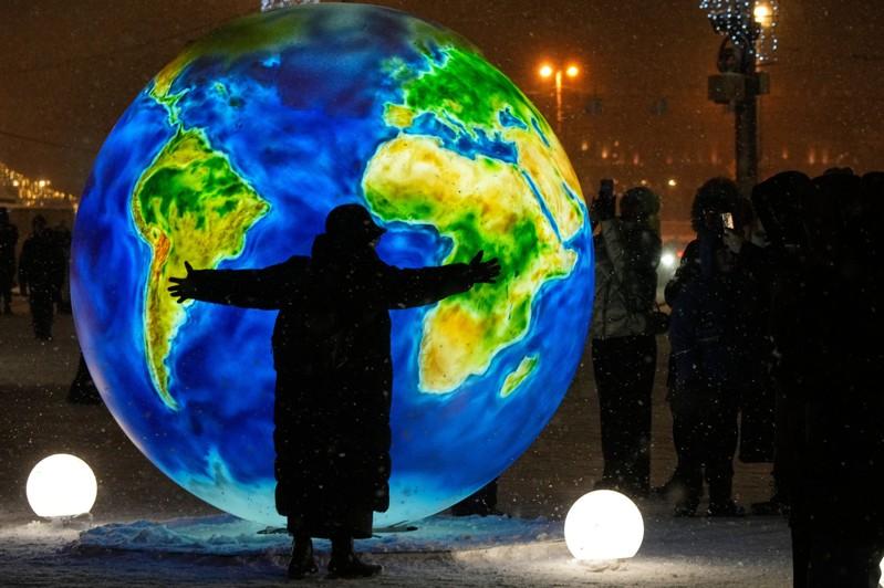 跨越27年时空 看1998年美国人预测2025年哪些成真、哪些落空