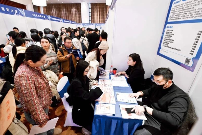 名校光环祛魅?剑桥硕士海归 落选小学英语网课老师面试