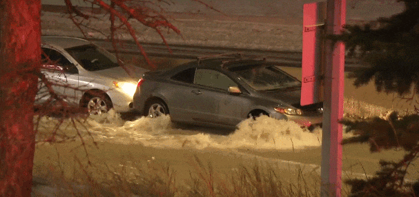 “横加公路”淹大水: 2000户家庭, 100个商家遭殃! 急发”煮水令”!