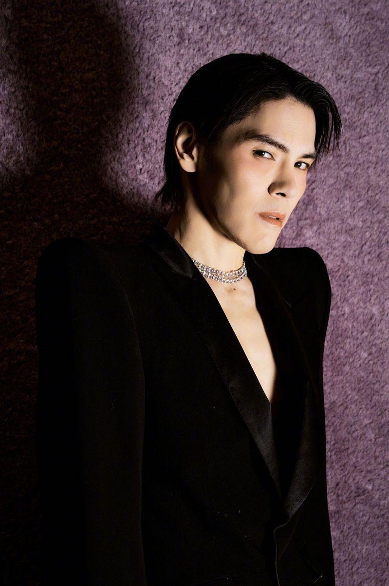 向佐上综艺突哭诉「娱乐圈很恐怖」 老爸向华强：他还不够成熟…