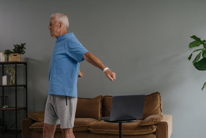 每天在家练习5动作 79岁长者示范如何成为健康自主「超级老人」