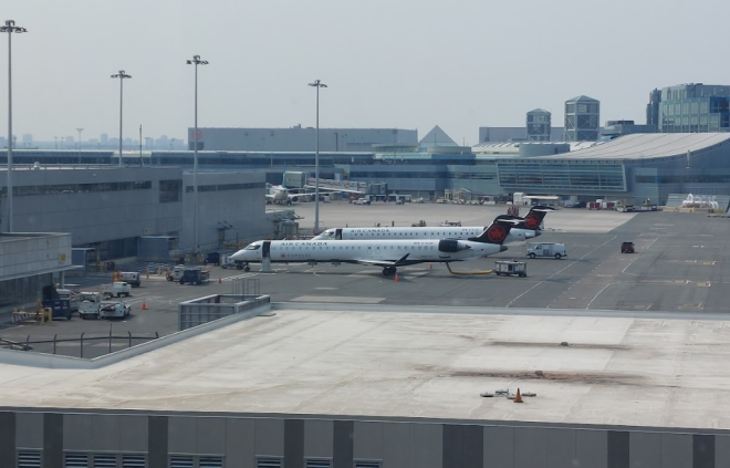 多伦多航班外籍男子辱骂中国女子: 女博士用英语反怼! 结局爆爽!