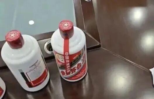 一摸酒瓶温度不对…沪男带3瓶茅台饭店宴客 全被服务员掉包
