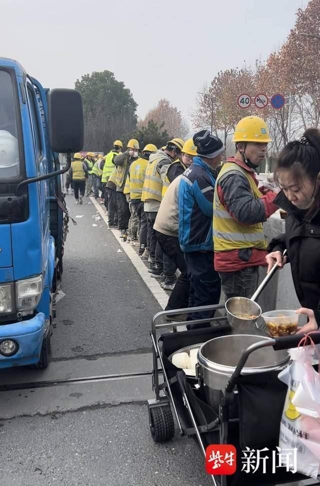 寒风中 为何一整排南京民工趴在桥栏上吃午饭？
