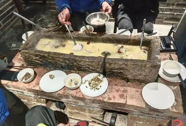 想吃吗？湖南餐馆推「石槽火锅」 老板保证：猪没用过