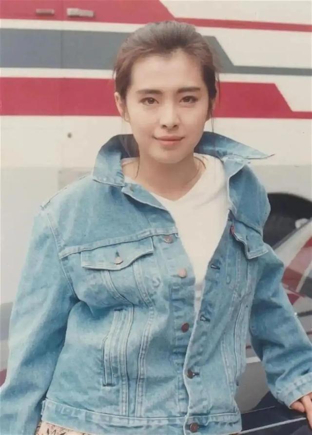 58岁王祖贤罕见露面 双眼肿到睁不开 亲揭引退22年真实原因