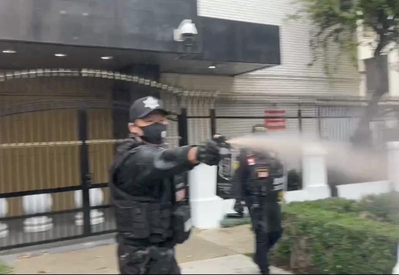 中领馆前集会 华人遭喷辣椒水 保安被捕