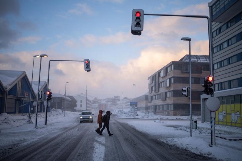 川普怎么「买」格陵兰？发送每人10万美元