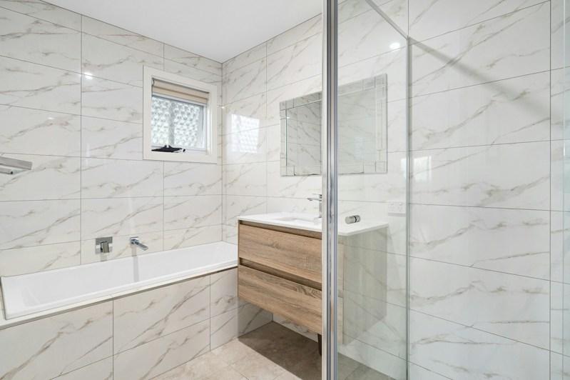 别用菜瓜布和玻璃清洁剂…清洁浴室玻璃门 这些方法都不对