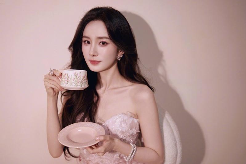 烤鸭在前没胃口？39岁杨幂吃饭「用看的」 粉丝心疼