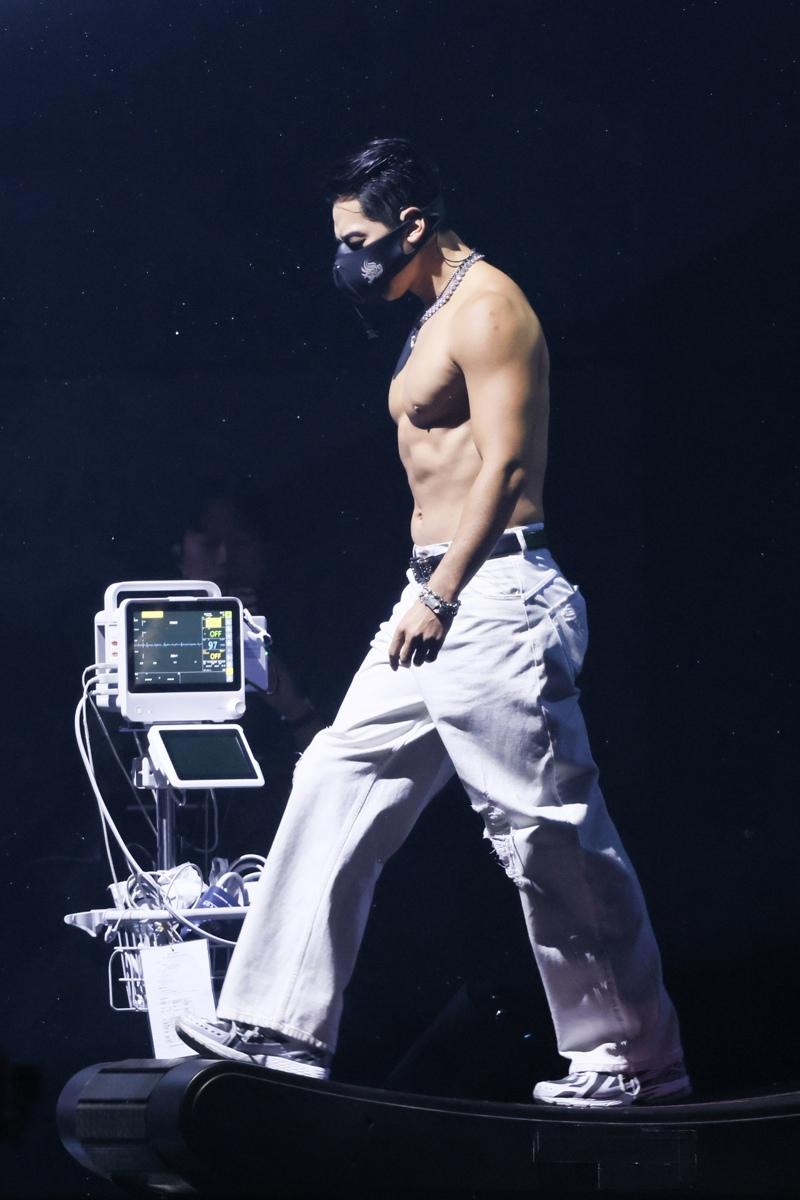 肌肉炸裂…Rain隔20年小巨蛋开唱 突中断演出狠问6字